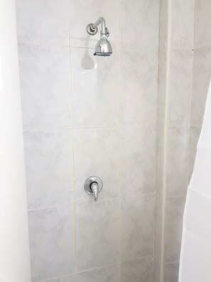 Basic-Studio, 1 Queen-Bett | Dusche im Bad