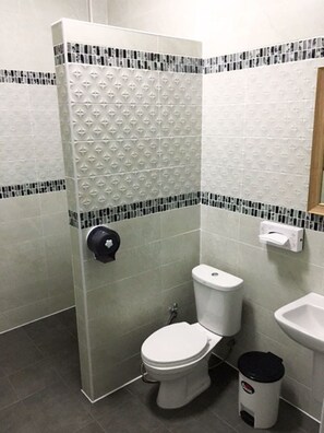 Ducha, artículos de higiene personal gratuitos y secador de pelo