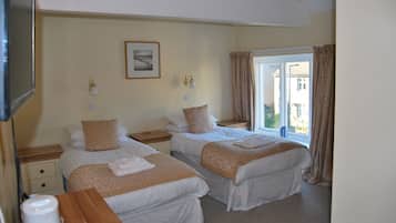 Chambre avec lits jumeaux, salle de bains attenante