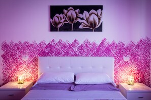 Doppelzimmer (Viola) | Hochwertige Bettwaren, Zimmersafe, Schreibtisch, Verdunkelungsvorhänge
