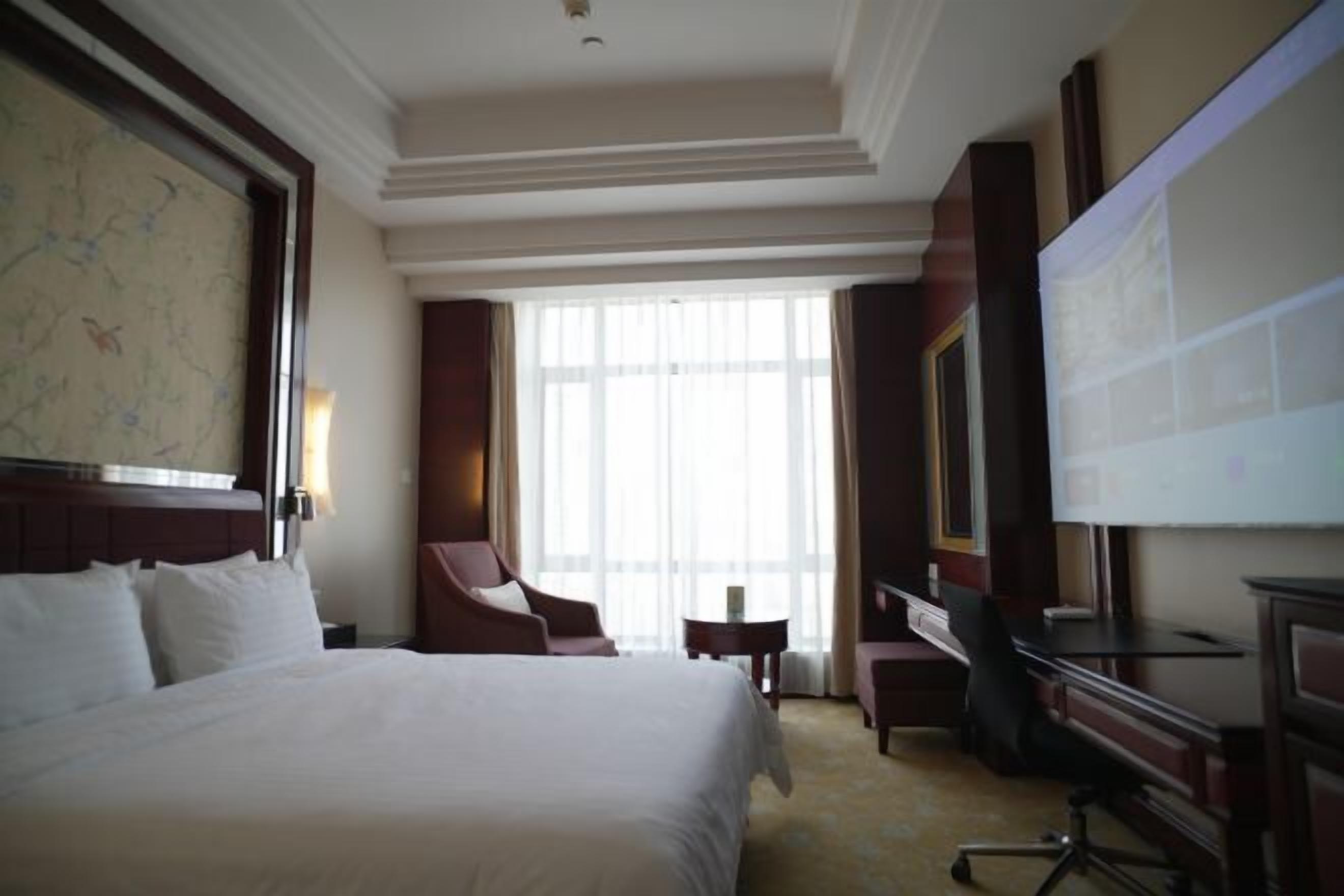 Minibar, coffres-forts dans les chambres, bureau, rideaux occultants