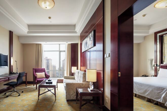 Bar mini, peti besi dalam bilik, meja, langsir/tirai gelap terus 