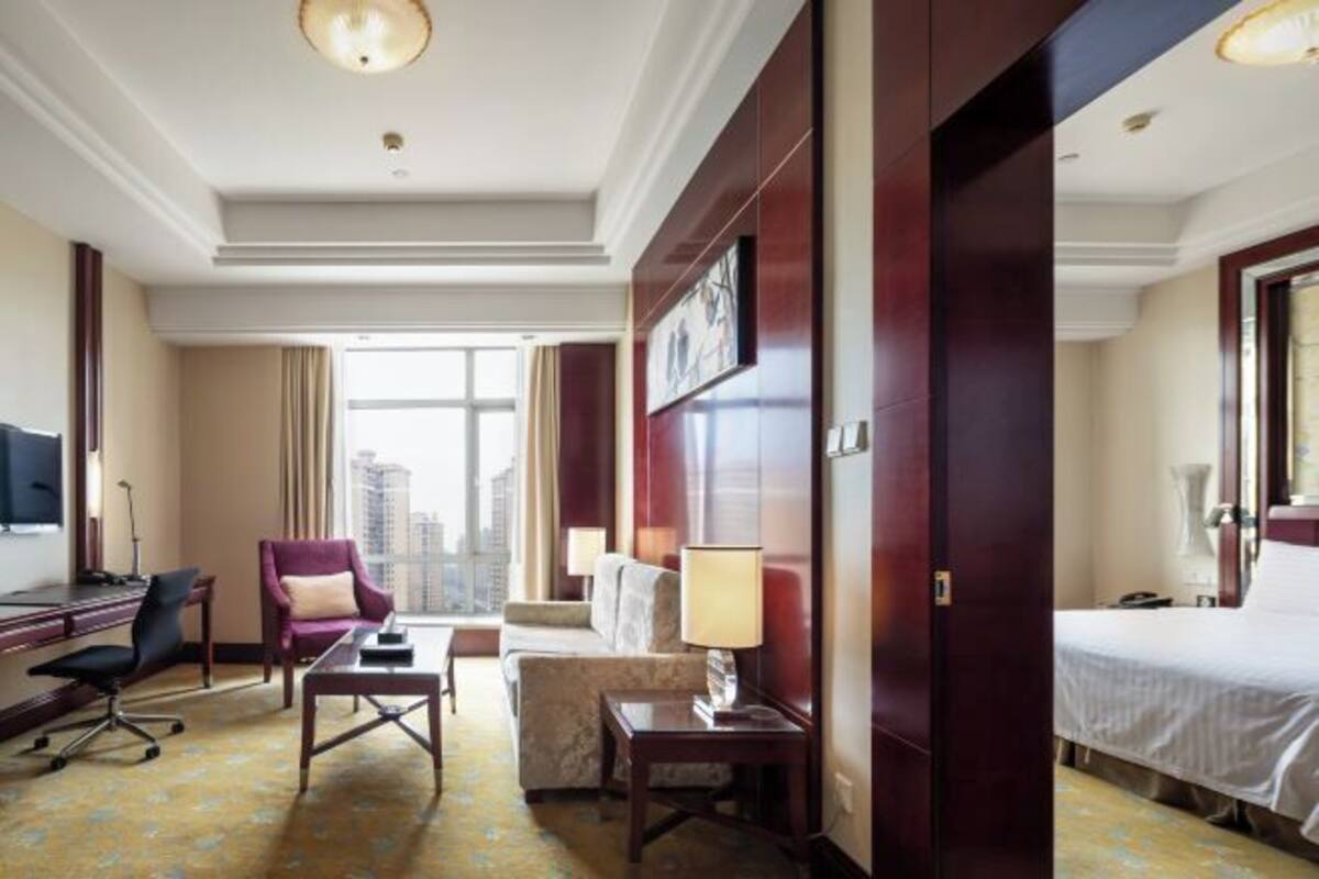 Bar mini, peti besi dalam bilik, meja, langsir/tirai gelap terus