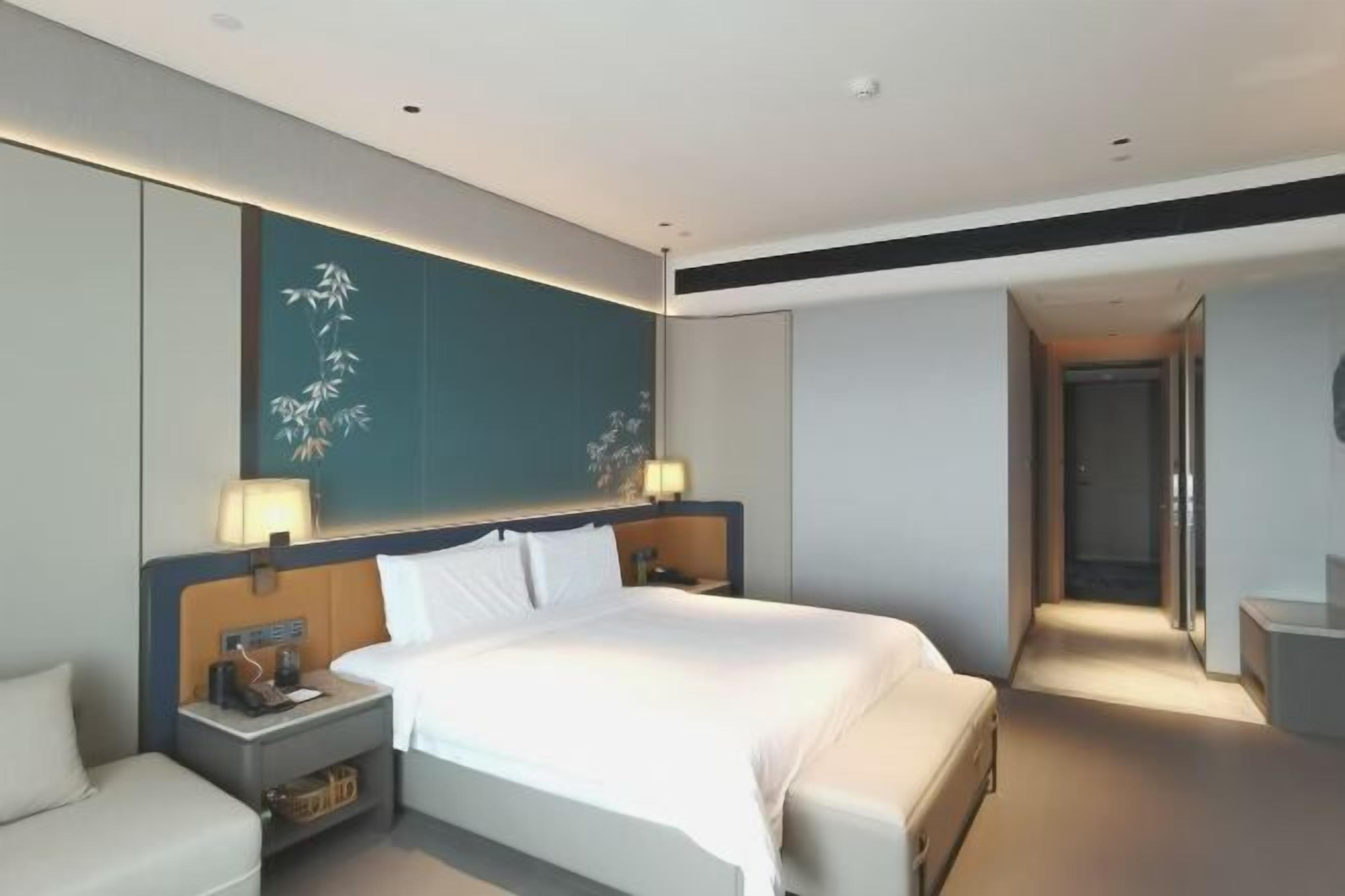 Minibar, Zimmersafe, Schreibtisch, Verdunkelungsvorhänge