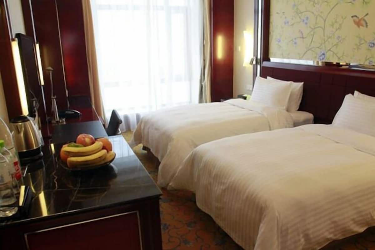 Minibar, caja de seguridad en la habitación y escritorio