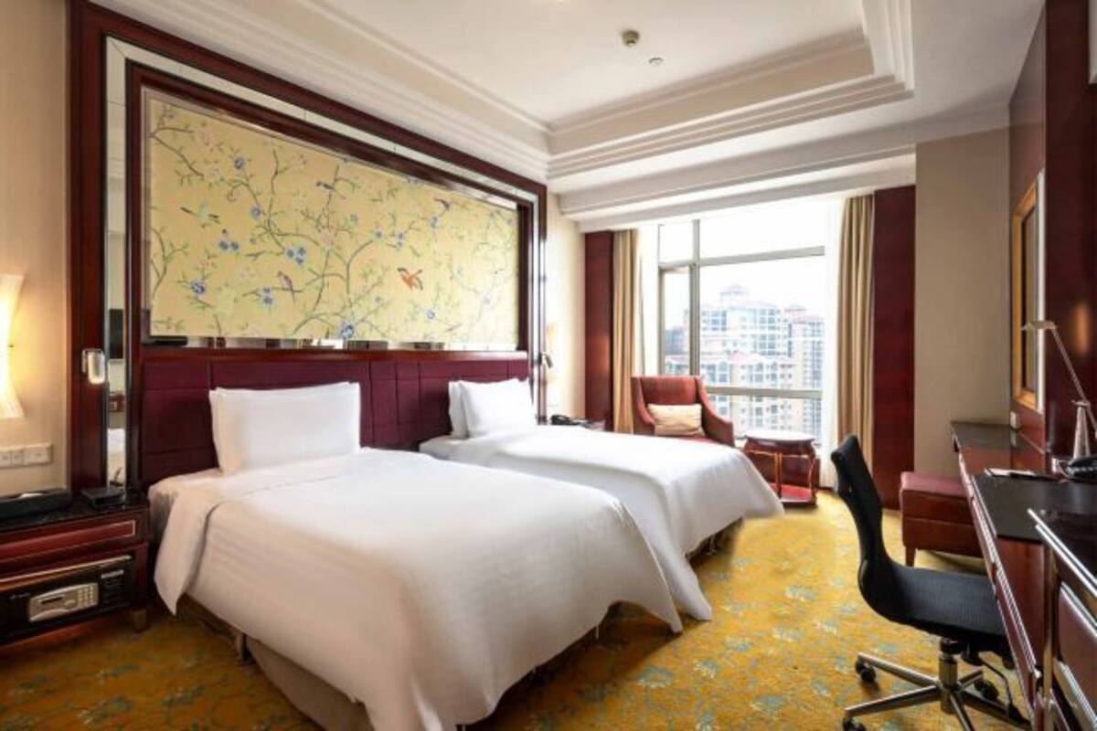 Bar mini, peti besi dalam bilik, meja, langsir/tirai gelap terus