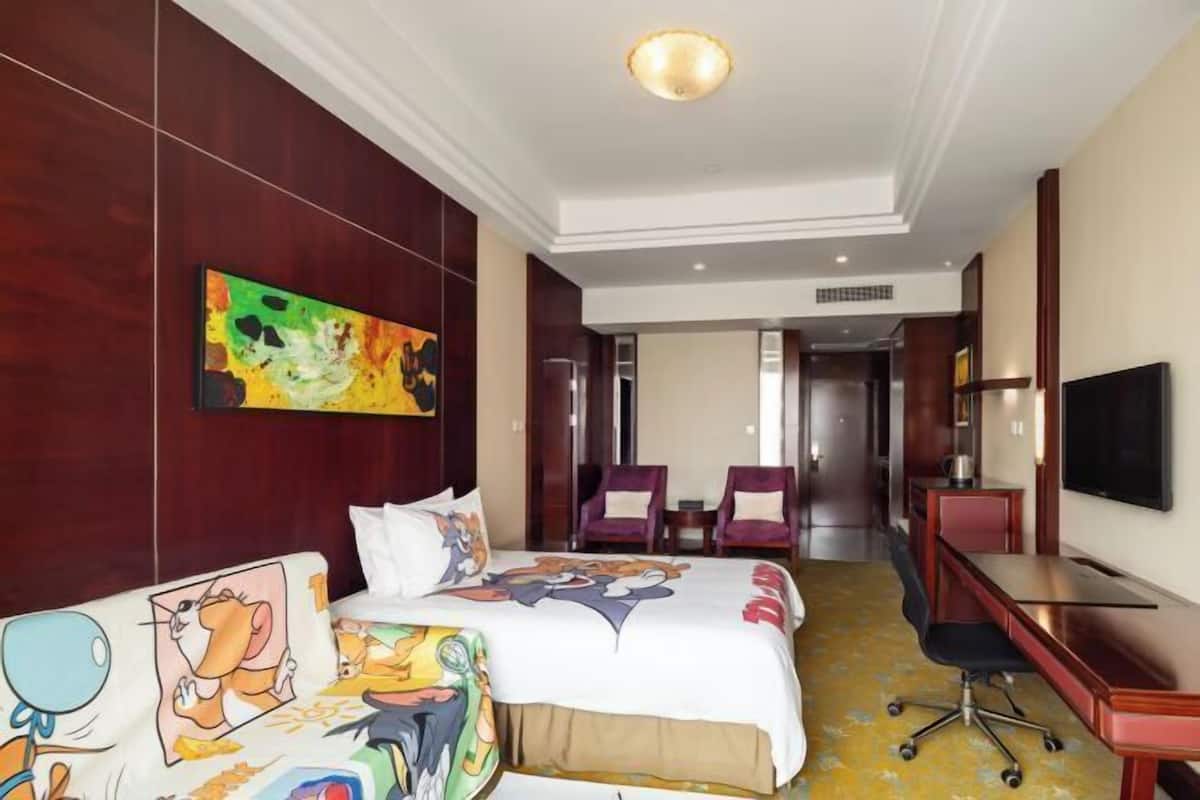 Minibar, Zimmersafe, Schreibtisch, Verdunkelungsvorhänge