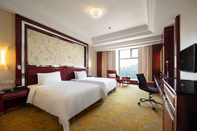 Bar mini, peti besi dalam bilik, meja, langsir/tirai gelap terus 