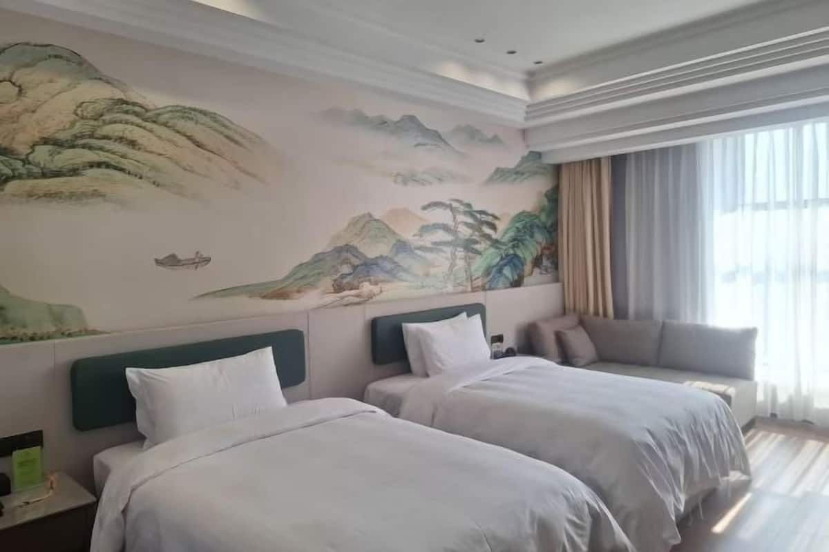 Minibar, caja de seguridad en la habitación y escritorio