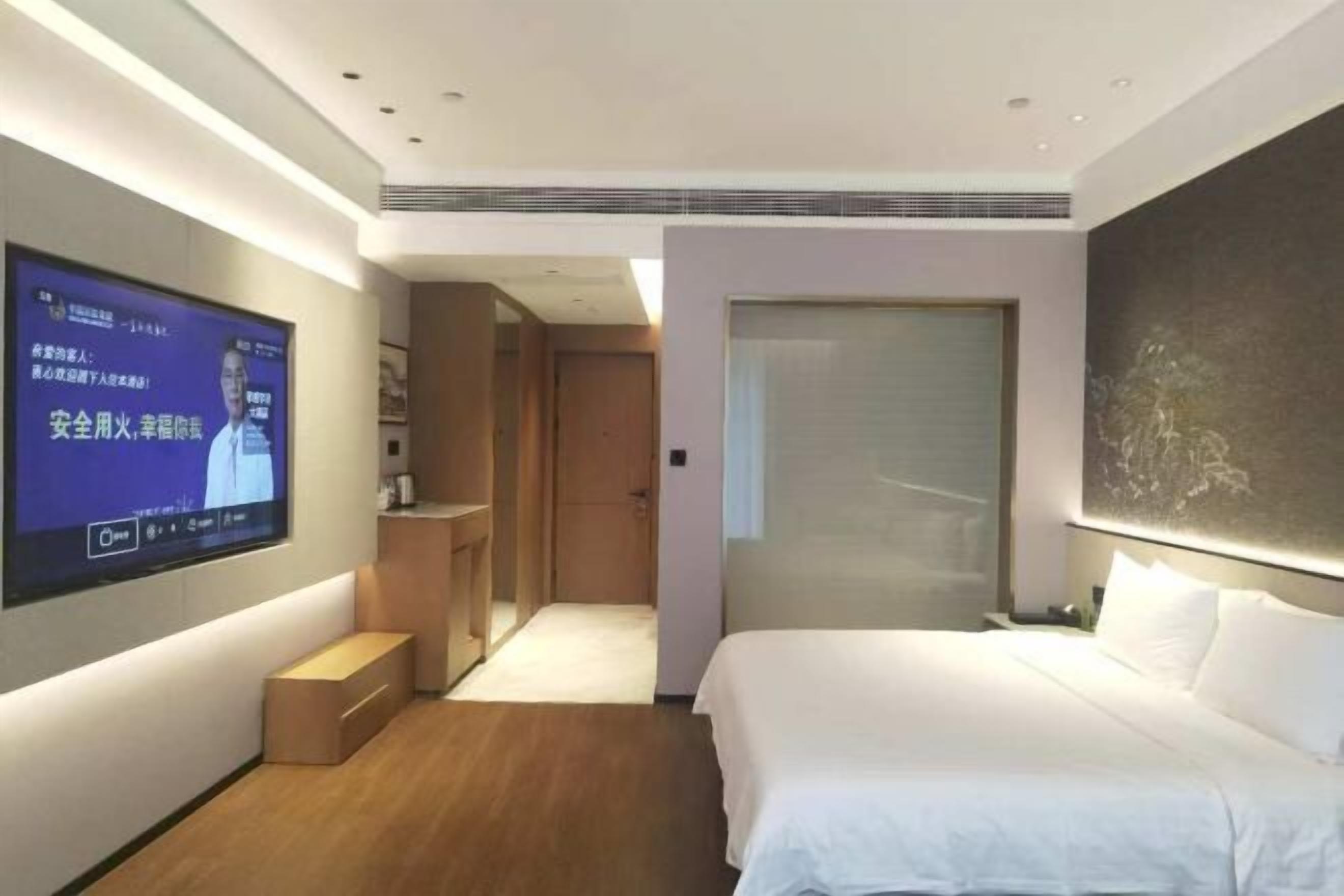 Minibar, Zimmersafe, Schreibtisch, Verdunkelungsvorhänge