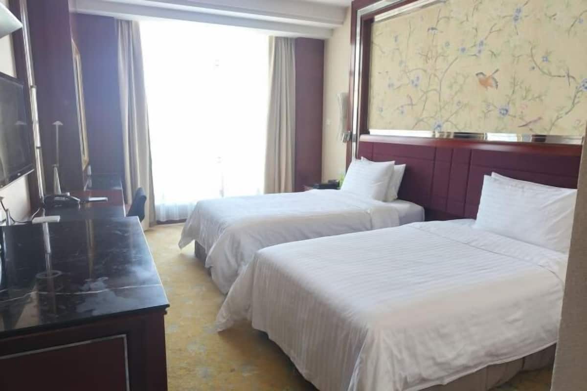 Minibar, in-room safe, desk, blackout curtains