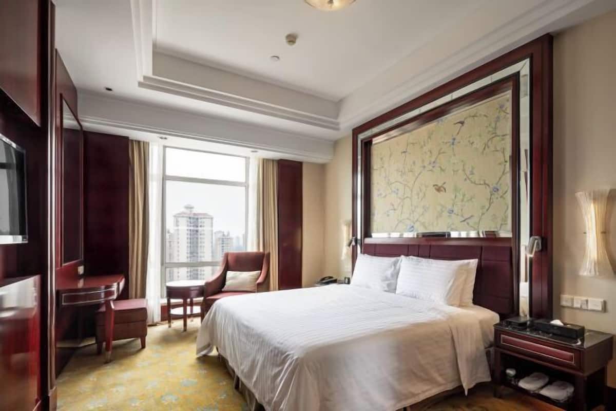 Minibar, in-room safe, desk, blackout curtains