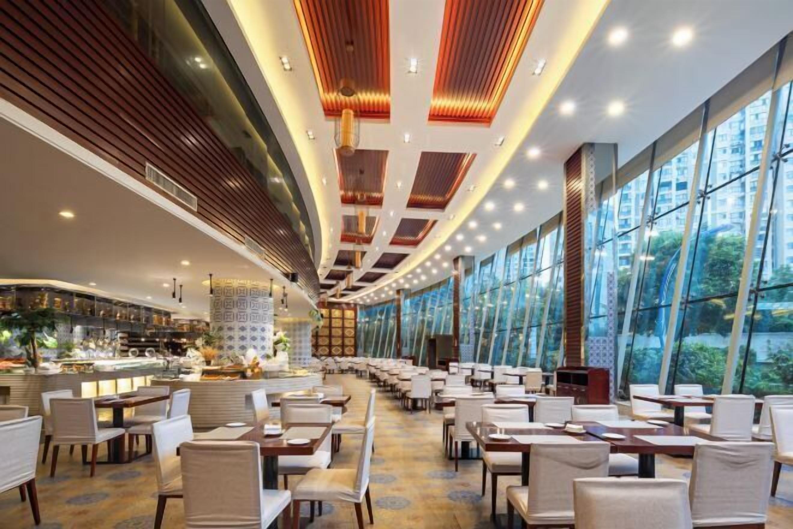 2 nhà hàng, phục vụ bữa sáng, bữa trưa, bữa tối, món Hoa 