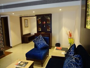 Family Suite, 1 Queen Bed | Living area