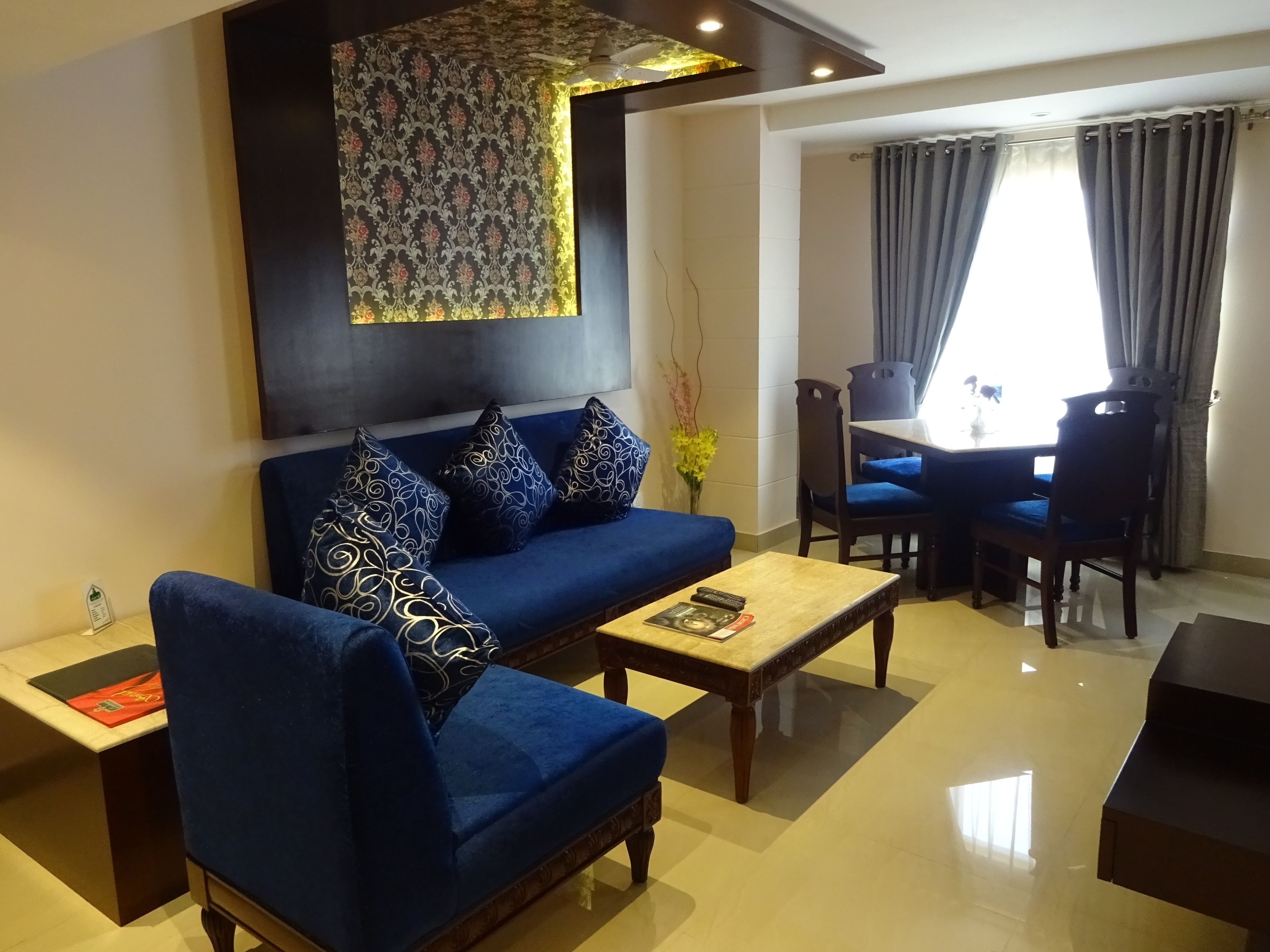 Family Suite, 1 Queen Bed | Living area
