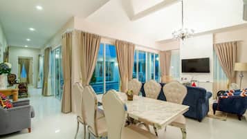 Villa | Area soggiorno | TV a schermo piatto 55 pollici con canali satellitari, TV, Netflix