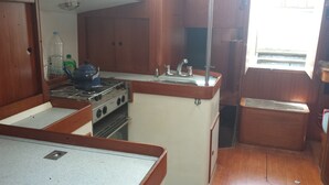 Cabaña, vista al puerto, frente al mar | Cocineta privada | Cafetera y tetera