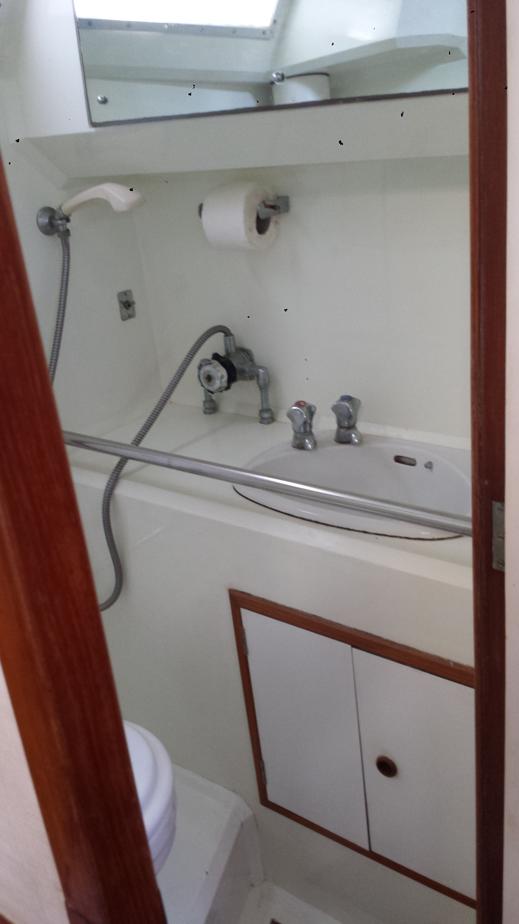 Cabin, quang cảnh cảng, đối diện biển | Phòng tắm | Buồng tắm vòi sen, vòi sen phun mưa, khăn tắm 