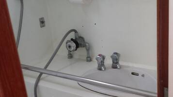 Cabin, quang cảnh cảng, đối diện biển | Phòng tắm | Buồng tắm vòi sen, vòi sen phun mưa, khăn tắm