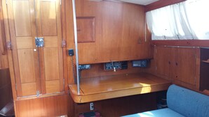 Cabaña, vista al puerto, frente al mar | Área de sala de estar | Televisión de pantalla plana
