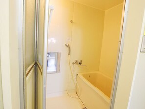 Shower, free toiletries, hair dryer, slippers - Hostel J Culture168 (Toyonaka)