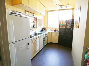 Réfrigérateur, micro-ondes (sur demande)