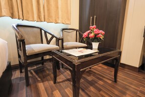 Deluxe vierpersoonskamer, meerdere bedden | Woonruimte | Een flatscreentelevisie