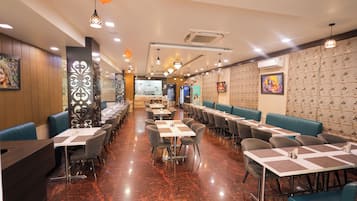 Breakfast, lunch and dinner served