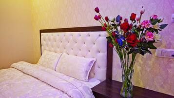 Habitación Deluxe con 1 cama matrimonial o 2 individuales | Caja de seguridad en la habitación, escritorio y camas extra