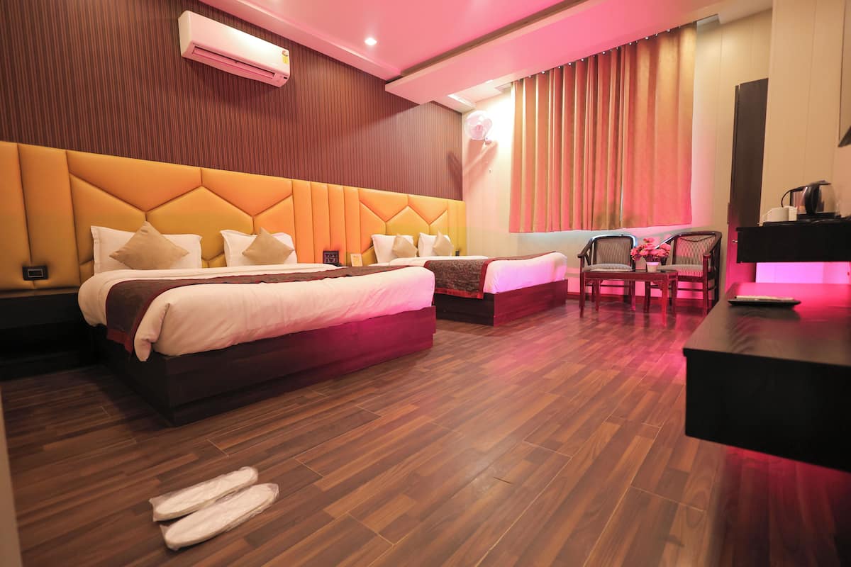 Cofres nos quartos, escrivaninha, camas extras/dobráveis (sobretaxa)