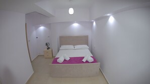 Desk, iron/ironing board, free cots/infant beds, free WiFi - Kleri Beach Apartments (Sarandë)