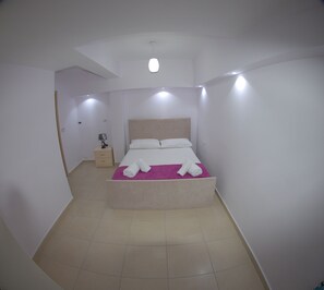 โต๊ะทำงาน, เตารีด/โต๊ะรีดผ้า, เปล/เตียงเด็กอ่อน (ฟรี), Wi-Fi ฟรี