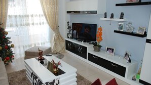 Desk, iron/ironing board, free cots/infant beds, free WiFi - Kleri Beach Apartments (Sarandë)