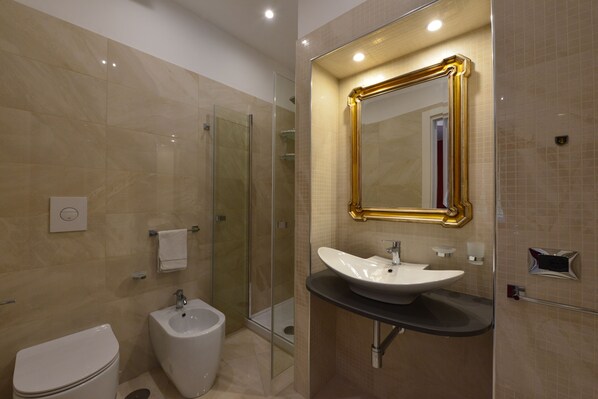 Douche, pomme de douche hydromassante, articles de toilette (gratuits)