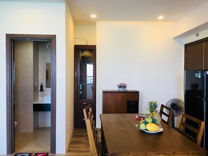 Appartement, vue sur la mer | Aire de séjour | Téléviseur à écran plat