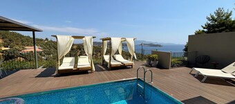Superior Villa Cassiope mit 3 Schlafzimmer, privatem Pool und atemberaubendem Meerblick