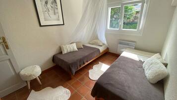 4 bedrooms, iron/ironing board, travel crib, free WiFi