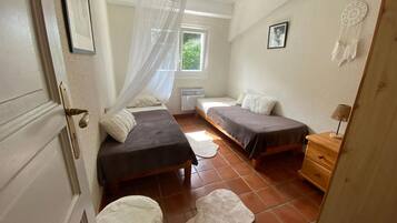 4 bedrooms, iron/ironing board, WiFi