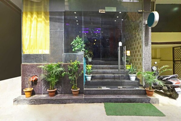 Front of property - Airport Hotel Star Inn (New Delhi)
