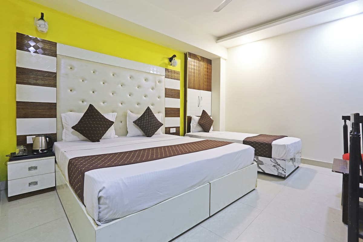 Superior Triple Room, Multiple Beds, City View | Desk, free WiFi
