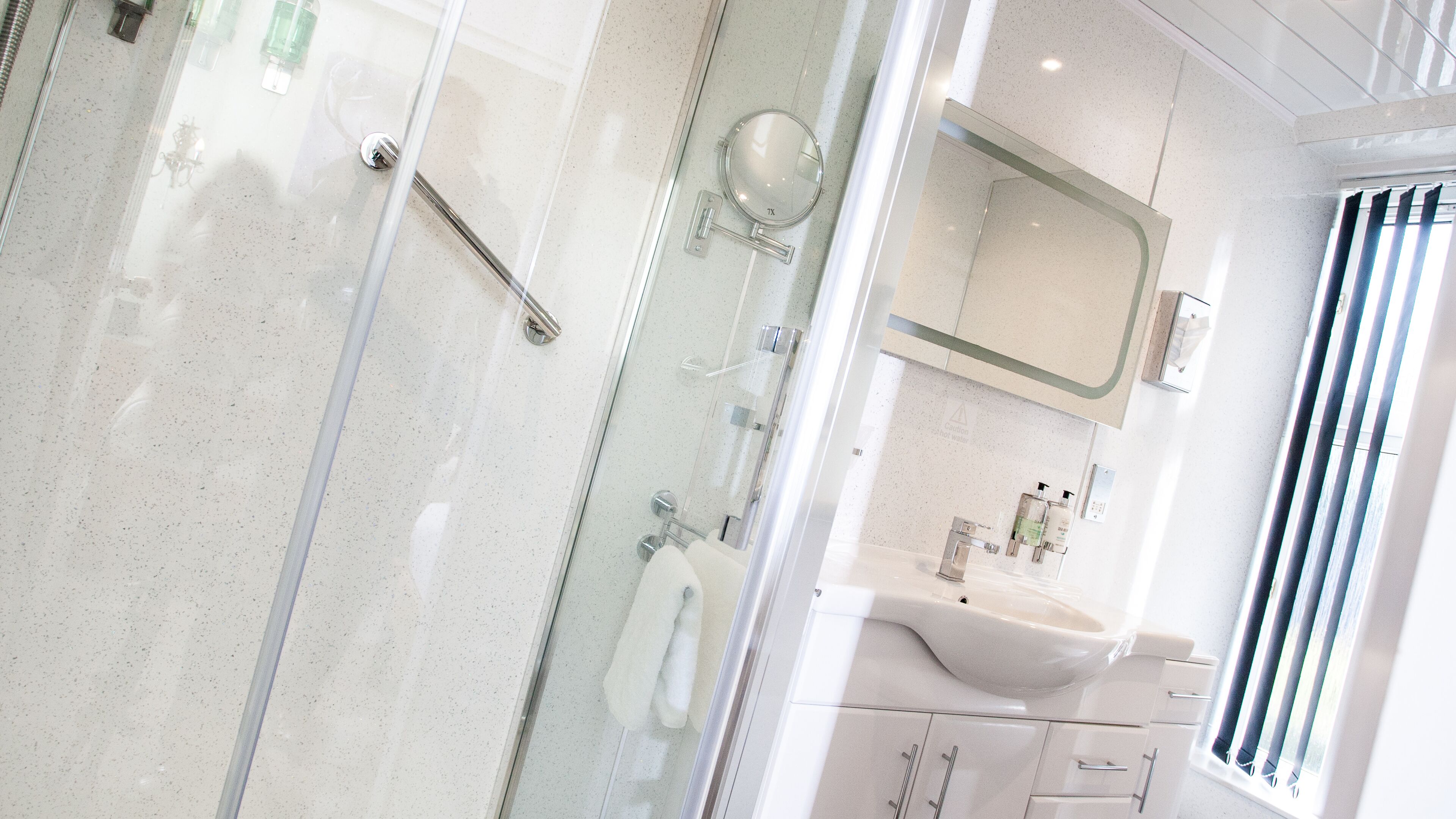 Habitación familiar | Baño | Regadera, amenidades de baño gratuitas, secadora de cabello, toallas 