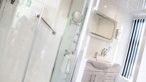 Family Room | Bathroom | Shower, free toiletries, hair dryer, towels - Eildon Guest House (Inverness)