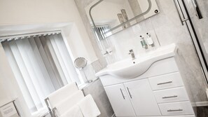 Ducha, artículos de higiene personal gratuitos y secador de pelo