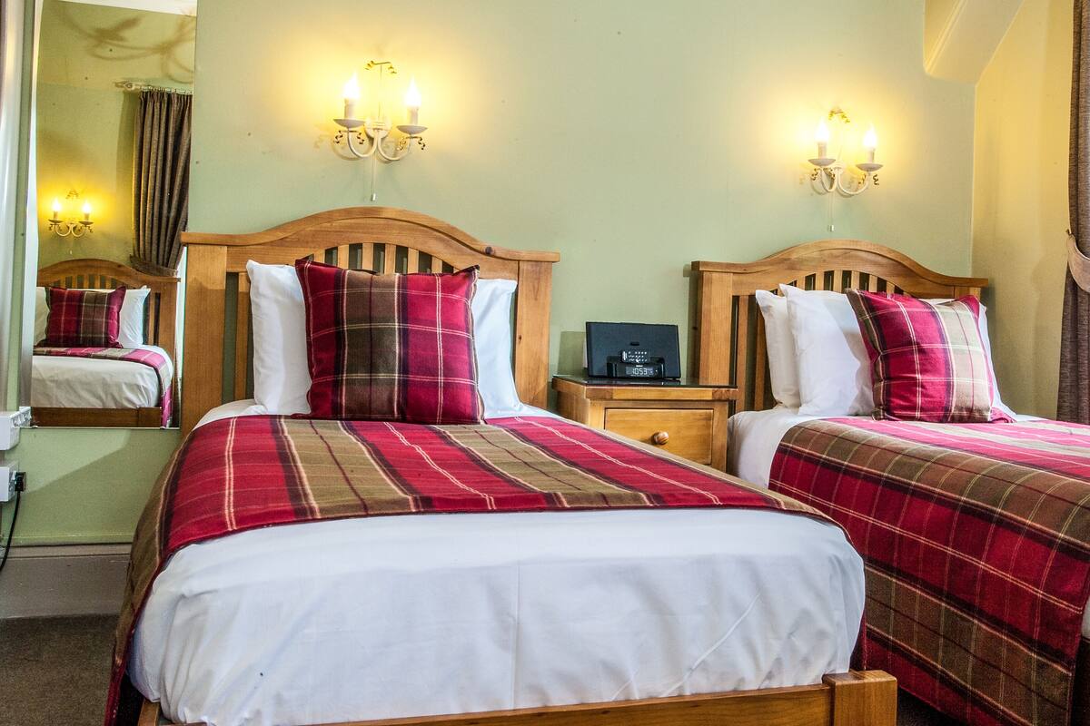 Triple Room | Iron/ironing board, WiFi (free), bed sheets