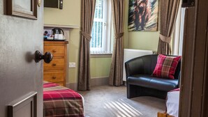 Triple Room | Iron/ironing board, WiFi (free), bed sheets - Eildon Guest House (Inverness)