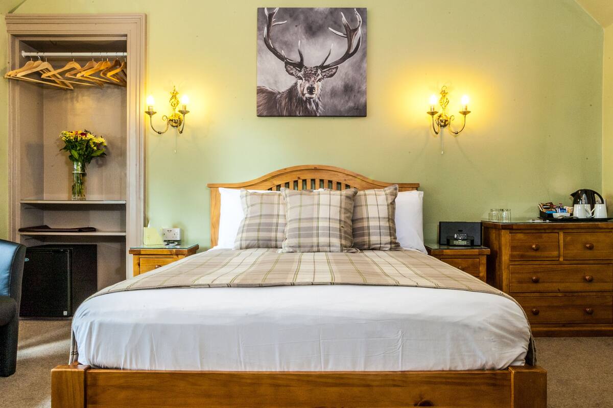 Family Room | Iron/ironing board, WiFi (free), bed sheets