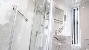 Family Room | Bathroom | Shower, free toiletries, hair dryer, towels - Eildon Guest House (Inverness)