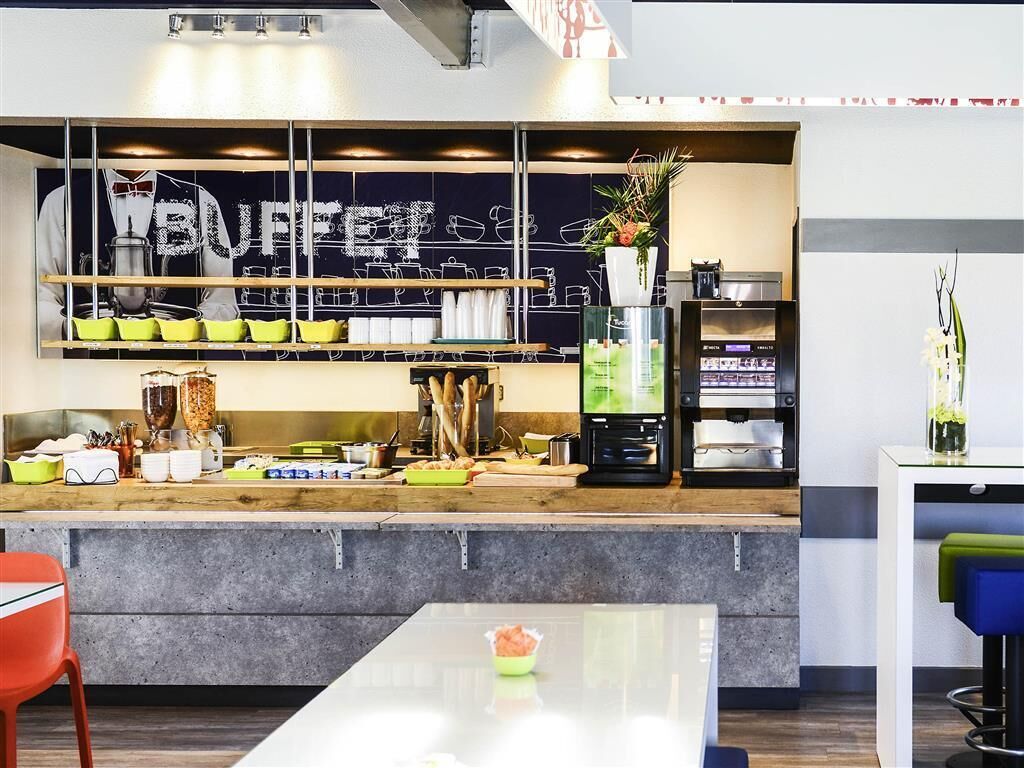 Cozinha moderna com serviço de buffet, incluindo um balcão com alimentos e uma máquina de café.