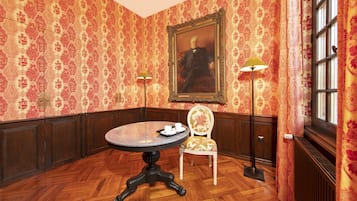 套房 (Charles le Chauve) | 高級寢具、獨特裝潢、布置獨特、書桌