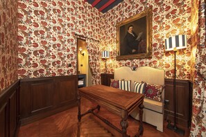 Suite (Charles le Chauve) | Bathroom | Rainfall showerhead, free toiletries, hair dryer, towels - La Maison des Vieux Logis (Rouen)